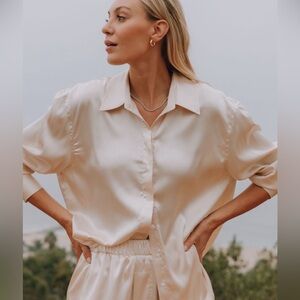 Daily Drills Silky Collection Top - Crème color. XS/S.